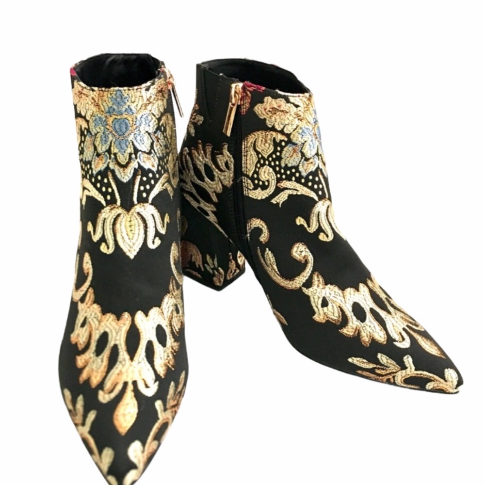 NWT Black Floral Metallic Ankle Boots. Size 7W